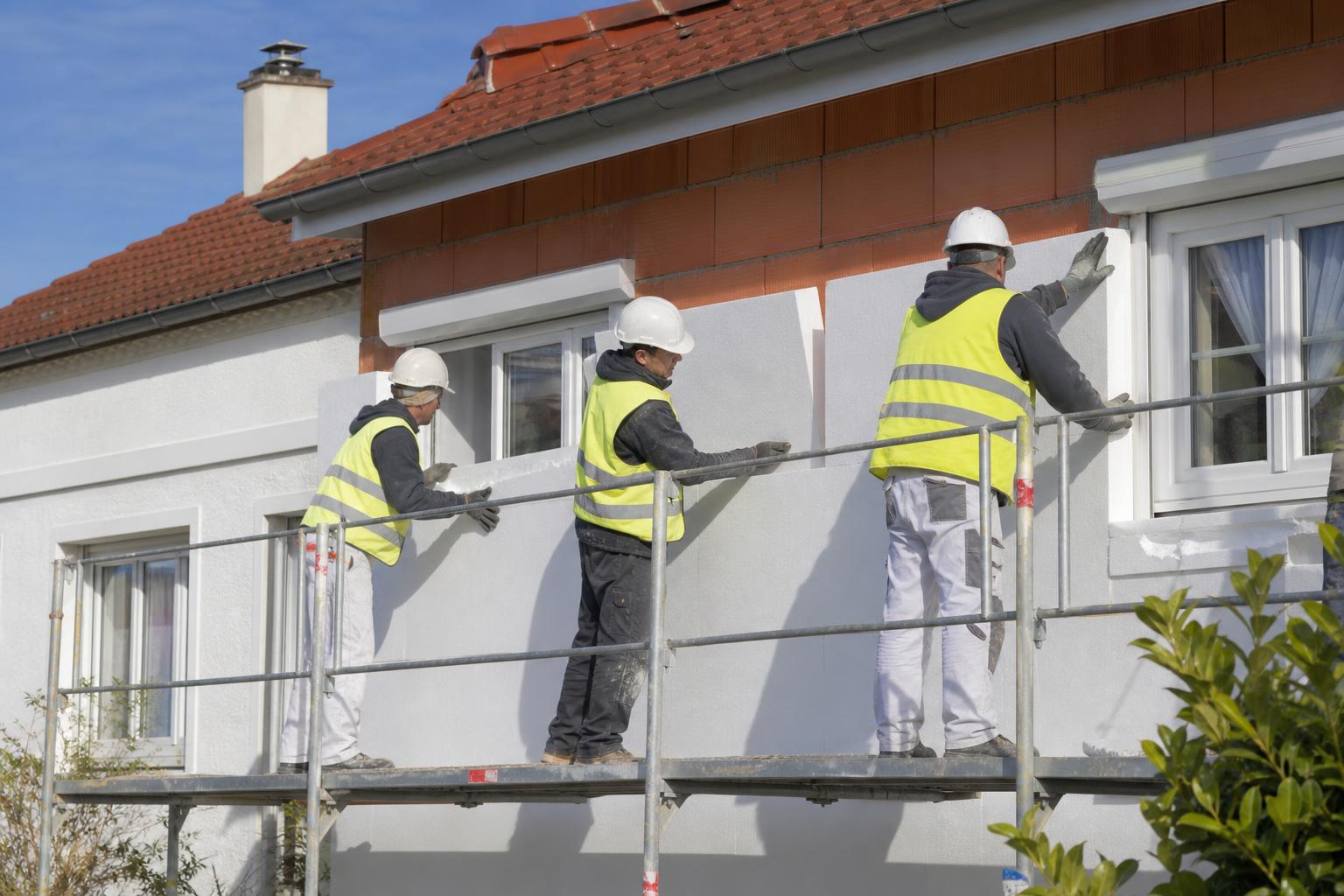Pose de panneaux isolants sur scaffolding